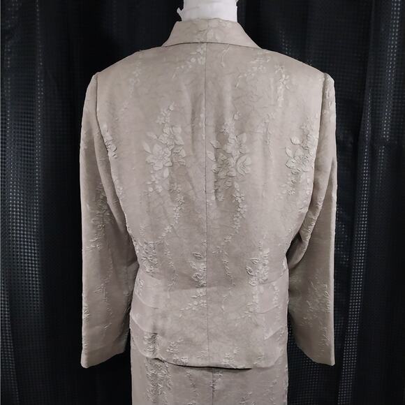ADRIANNA PAPELL! SOFTEST BEIGE/TAN FLORAL RELIEF 2 PC SATINY FINISH SUIT! SZ 12 - Picture 8 of 12